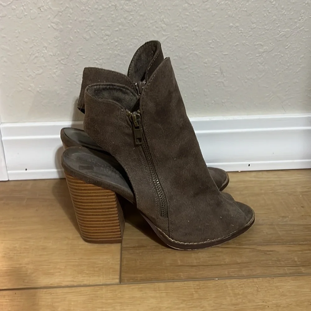 Grey Heels with Zippers Size 6 (MAKE AN OFFER) - Picture 3 of 4